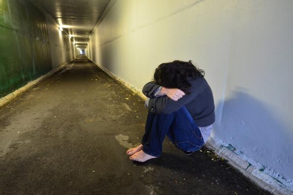 Trei bărbaţi din Tulcea, arestaţi după ce au abuzat o minoră, au înregistrat-o şi au distribuit imaginile pe net