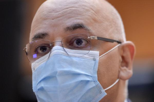 Raed Arafat purtând mască, în timpul unei conferințe de presă