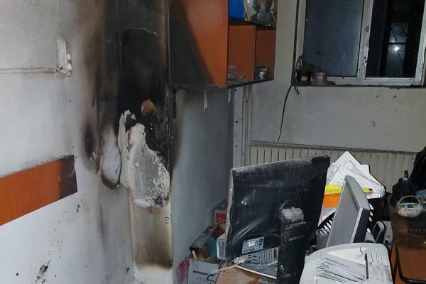 Incendiul izbucnit la Liceul Economic Ion Ghica, din Târgovişte, a fost stins în timp record de pompieri