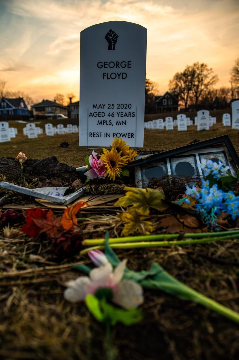 Mormântul lui George Floyd, plin de flori şi omagii
