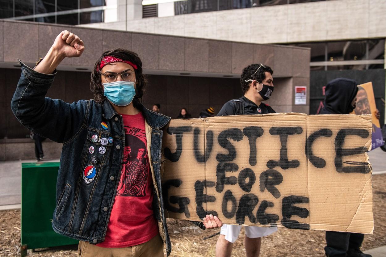Protestatari ieşiţi îns tradă cu pancarde, după moartea lui George Floyd