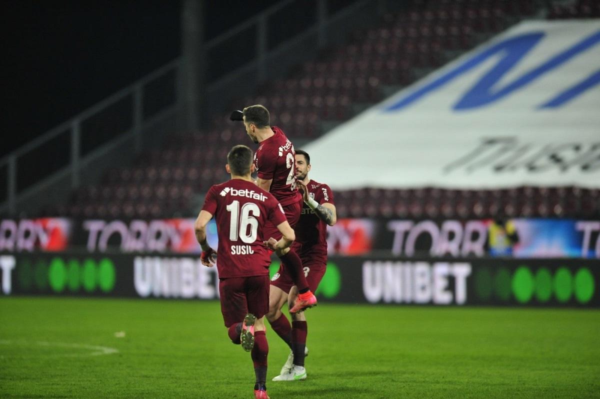 CFR Cluj, victorie în Liga I la fotbal CFR Cluj este la egalitate de puncte cu FCSB în clasamentul Ligii I la fotbal