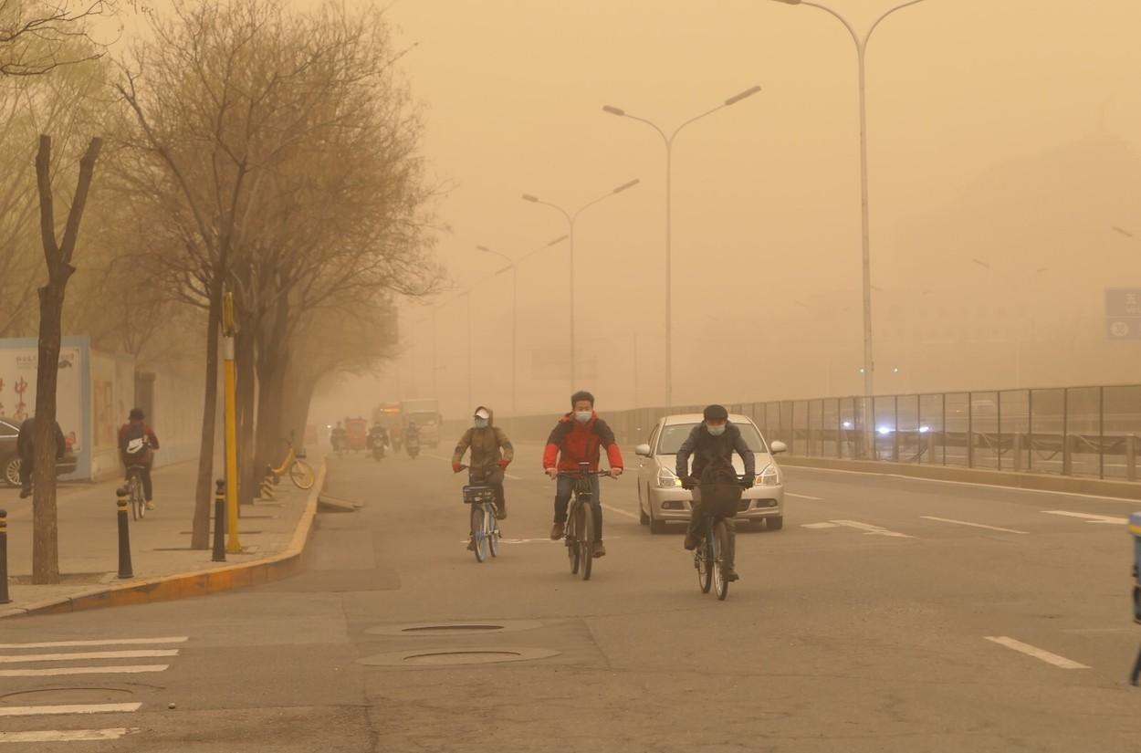 Cer apocaliptic la Beijing. Capitala Chinei a fost lovită de cea mai puternică furtună de nisip din ultimul deceniu.