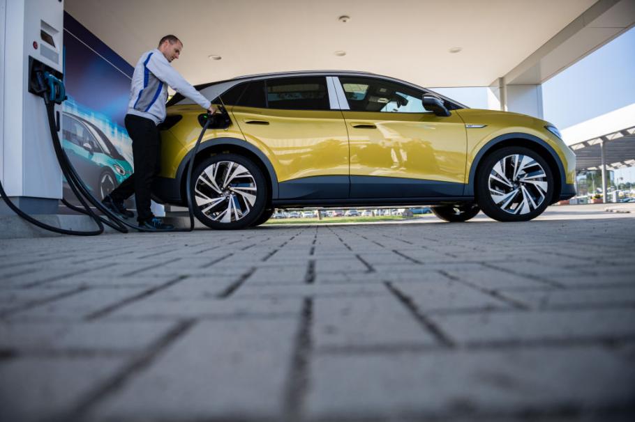 Volkswagen vrea să construiască şase fabrici de baterii în Europa până în 2030. Va desfiinţa 4.000 de locuri de muncă Volkswagen vrea să construiască şase fabrici de baterii în Europa până în 2030. Va desfiinţa 4.000 de locuri de muncă