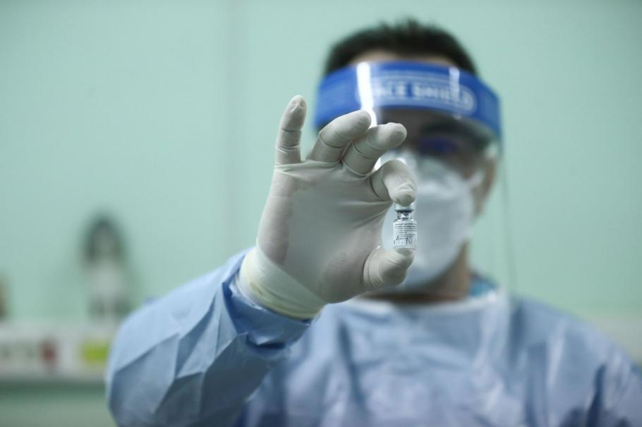 Peste 7.000 de români au făcut Covid după prima doză de vaccin, peste o mie după a doua Peste 7.000 de români au făcut Covid după prima doză de vaccin, peste o mie după a doua