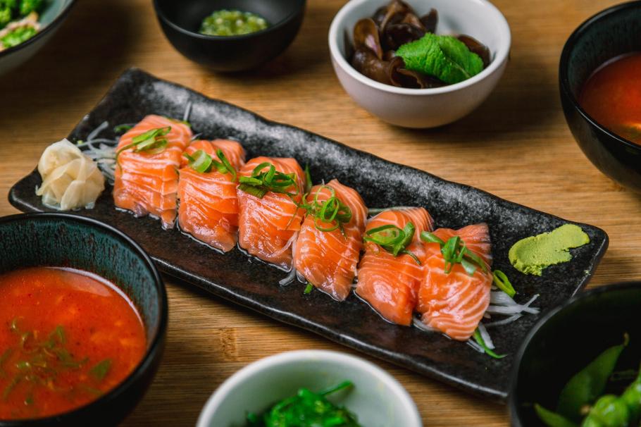 Zeci de oameni şi-au schimbat numele în ''somon'', pentru a profita de promoţia unui restaurant din Taiwan ''Somon exploziv arătos'', printre alegeri