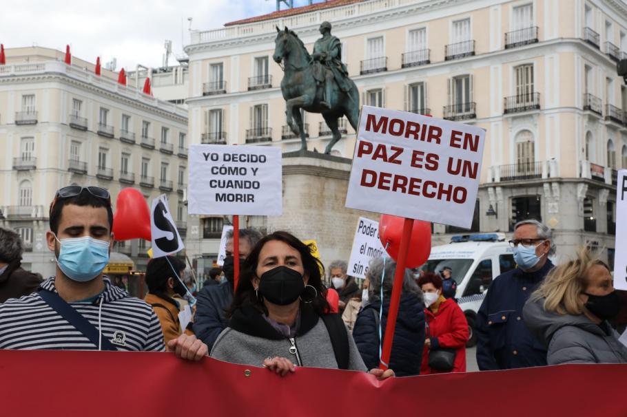 În timpul votului s-au adunat, în fața Parlamentului spaniol, grupuri de demonstranţi pro şi contra proiectului În timpul votului s-au adunat, în fața Parlamentului spaniol, grupuri de demonstranţi pro şi contra proiectului