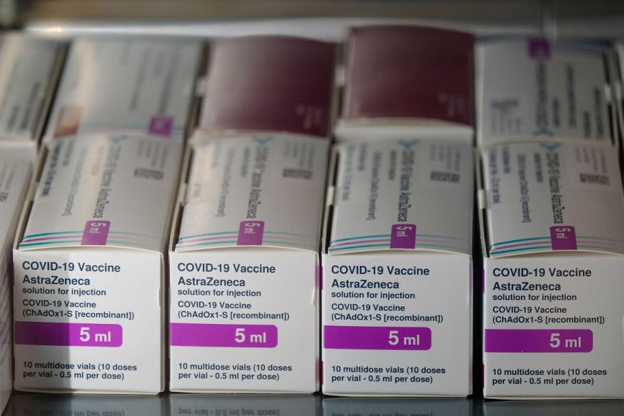 O nouă tranșă de vaccin AstraZeneca, cu peste 43.000 de doze, sosește vineri în țară Transportul este asigurat de firma producătoare, iar dozele de vaccin vor fi aduse în București pe cale terestră