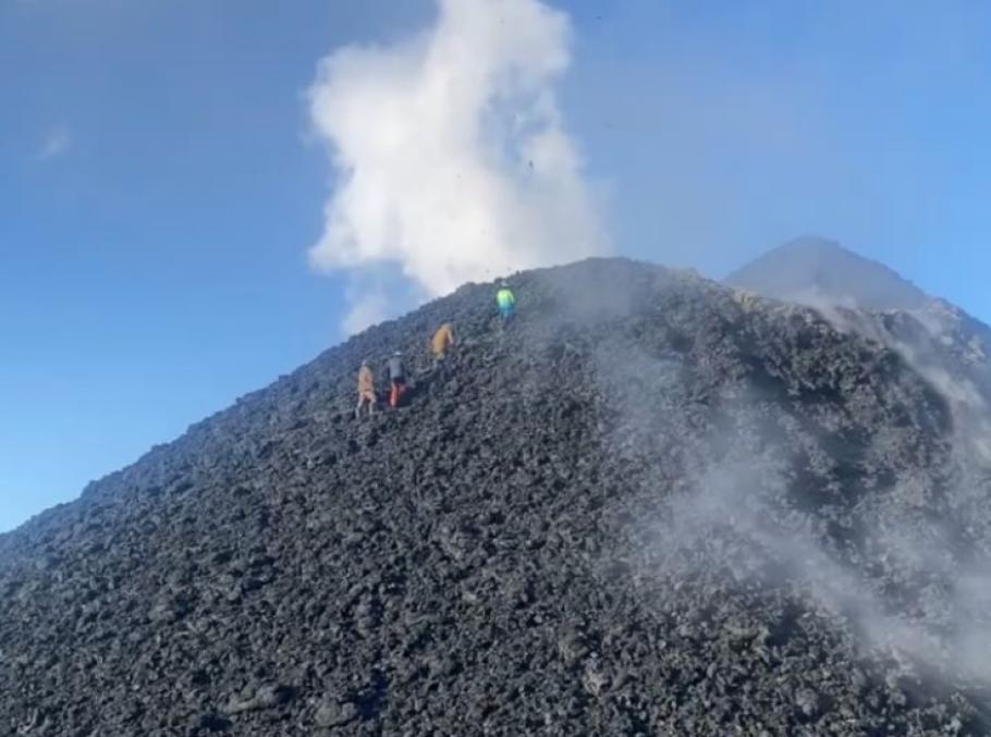 Mai mulți alpiniști ruși s-au cățărat pe un vulcan activ și au frip cârnați pe marginea craterului Mai mulți alpiniști ruși s-au cățărat pe un vulcan activ și au frip cârnați pe marginea craterului