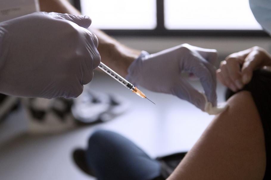 Franța aprobă vaccinul AstraZeneca pentru persoanele cu vârsta peste 65 de ani Franța aprobă vaccinul AstraZeneca pentru persoanele cu vârsta peste 65 de ani