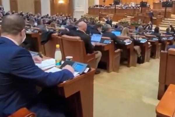 Mai mulți parlamentari de la PSD și AUR au fost prinși în timp ce votau la două mâini