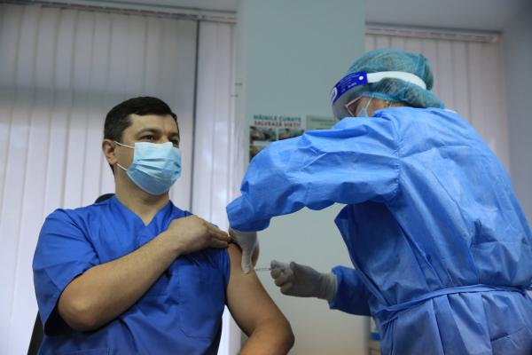 Primul vaccin anti-Covid administrat în Republica Moldova, din dozele donate de România