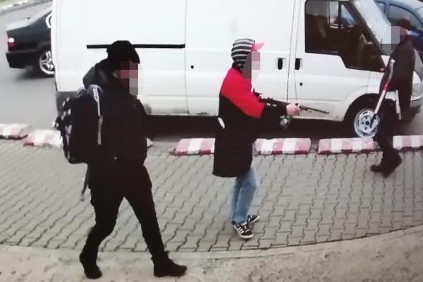 Un bărbat a ameninţat cu puşca oamenii în parcarea unui supermarket din Bucureşti