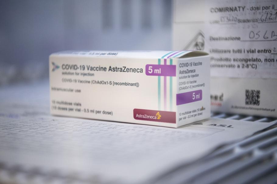 Cutie cu doze de vaccin AstraZeneca Cutie cu doze de vaccin AstraZeneca