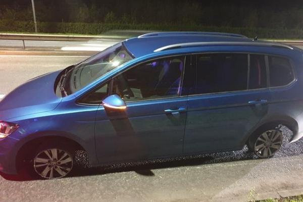 Volkswagen albastru, fără cauciucuri