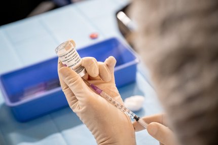 O asistentă medicală prepară o doză dintr-un vaccin AstraZeneca