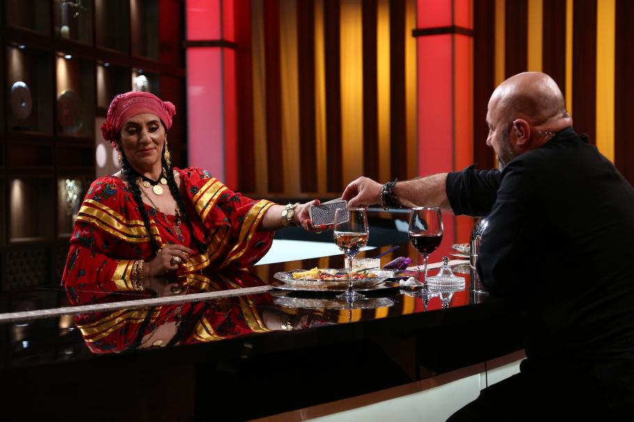 Peste 2 milioane de telespectatori au urmărit marți seara Chefi la cuțite. Chef Scărlătescu a câștigat amuleta serii Peste 2 milioane de telespectatori au urmărit marți seara Chefi la cuțite. Chef Scărlătescu a câștigat amuleta serii
