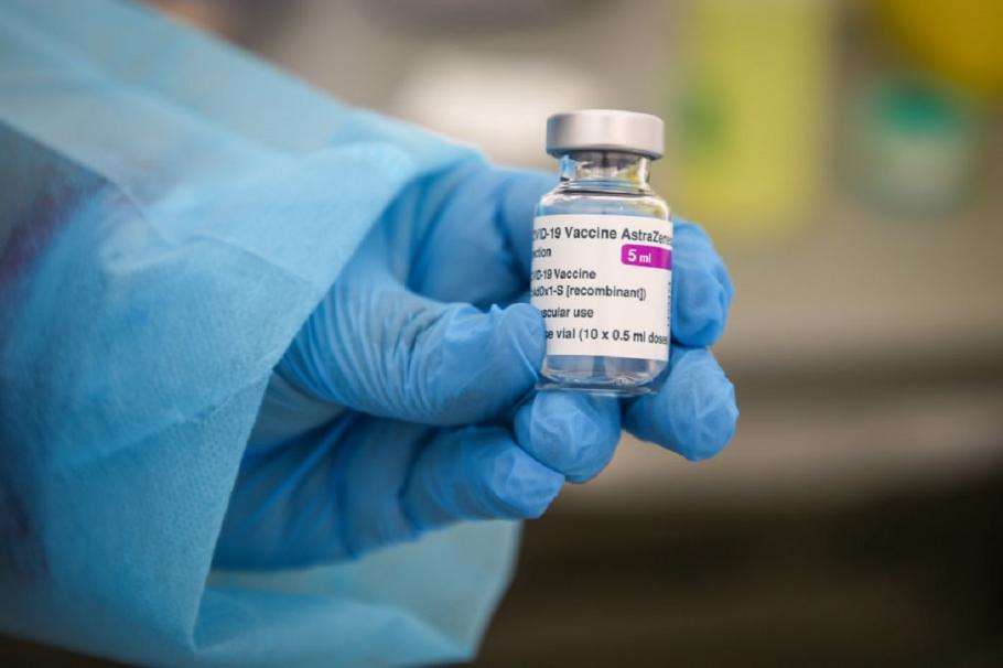 medic tine in mana o fiola de vaccin astrazeneca Eficacitatea vaccinului AstraZeneca este mai mică decât cea anunțată la începutul săptămânii