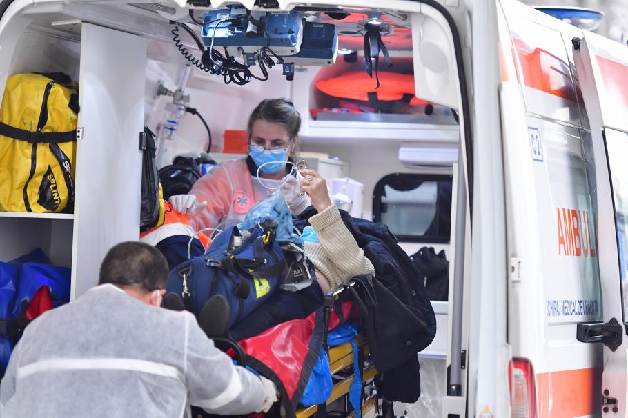 Echipajul unei ambulanțe transporta un pacient bolnav de Covid la spital Echipajul unei ambulanțe transporta un pacient bolnav de Covid la spital