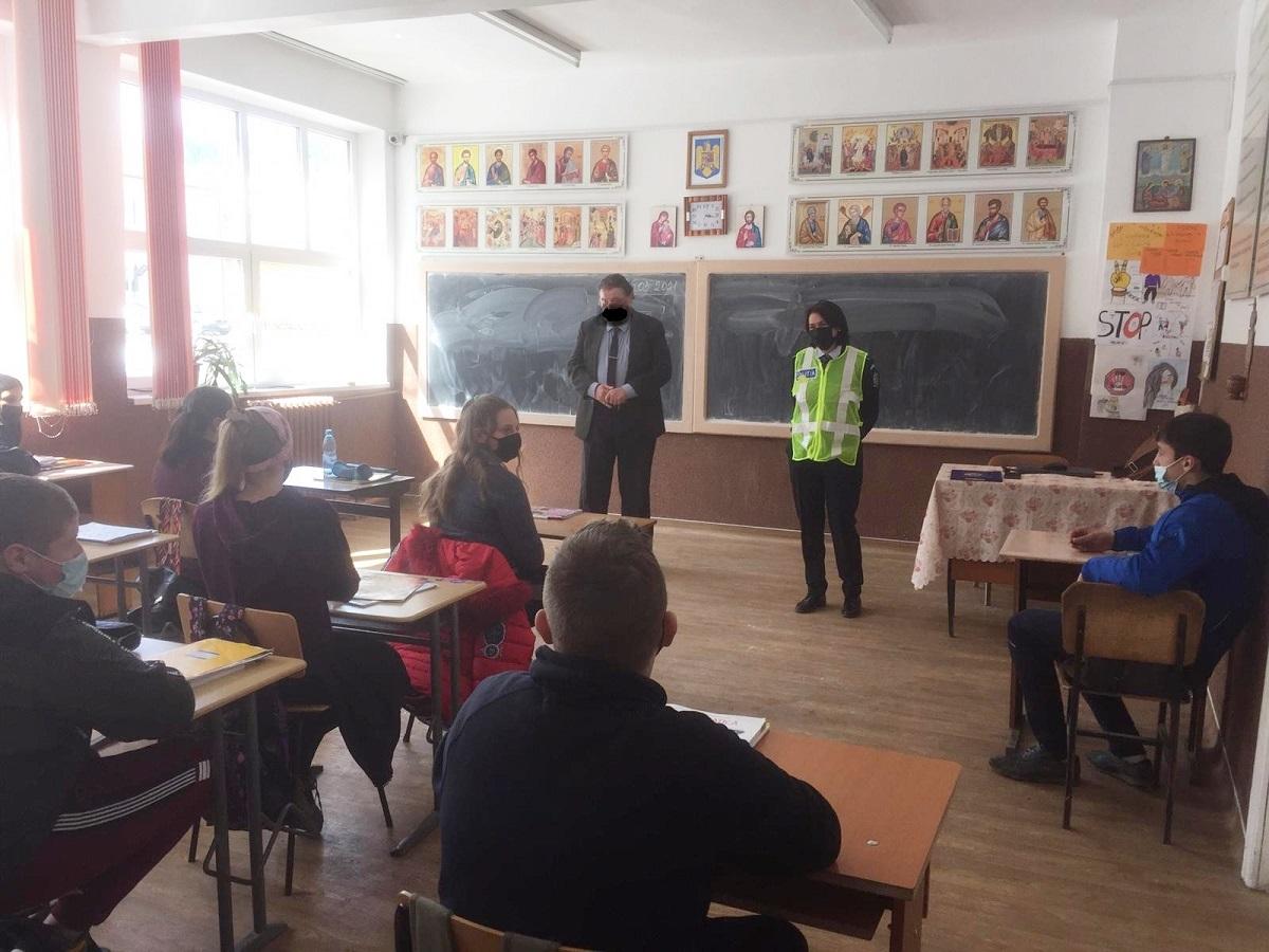 Profesorul din Suceava pare să nu fi purtat mască de protecţie la acţiunea IPJ Suceava