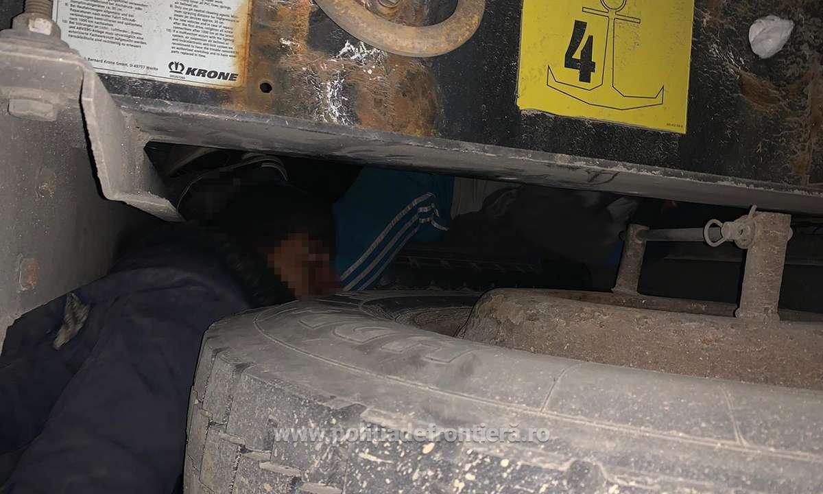 Șoferi prinși în Vamă la Nădlac cu migranți ascunși sub camioane