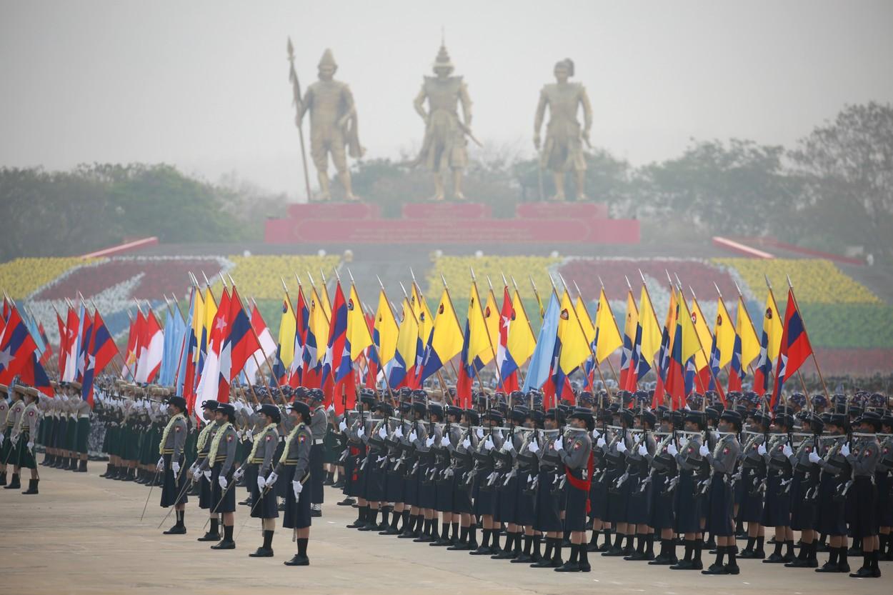 Tatmadaw, armata birmană, într-o defilare de Ziua Forţelor Armate, la care asistă delegaţii din China și Rusia