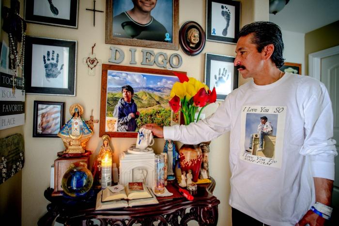 Felipe Salcedo, unchiul lui Diego Stolz, care l-a crescut de când era copil, pune mâna pe urna care conține rămășițele incinerate ale lui Diego la casa lor din Valea Moreno luni, 14 septembrie 2020