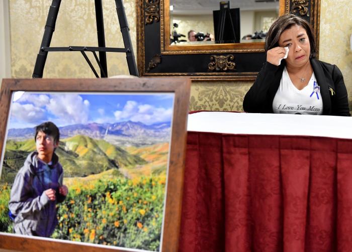 Juana Salcedo, mătușa și gardianul lui Diego Stolz, în vârstă de 13 ani, îşi șterge lacrimile în timpul unei conferințe de presă din Riverside