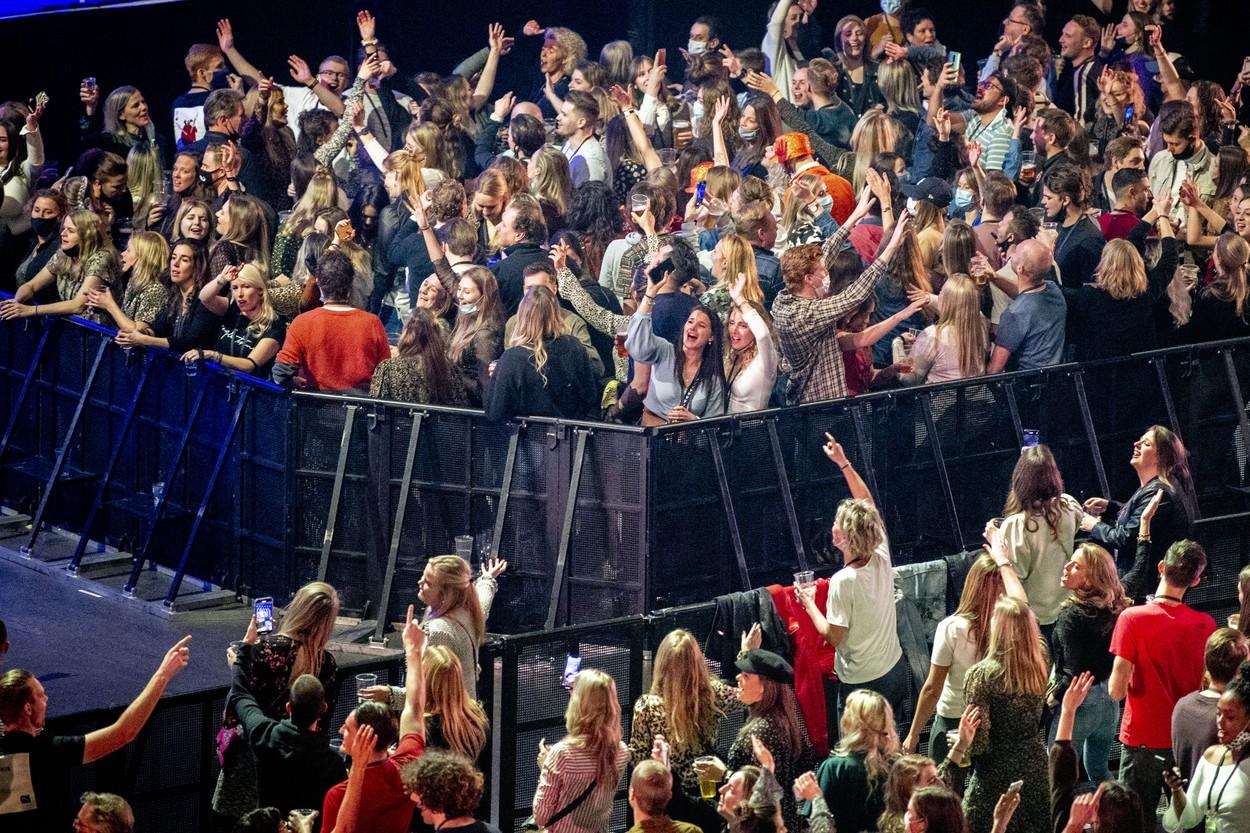 Petrecăreții se înghesuie în spațiile delimitate din apropierea scenei