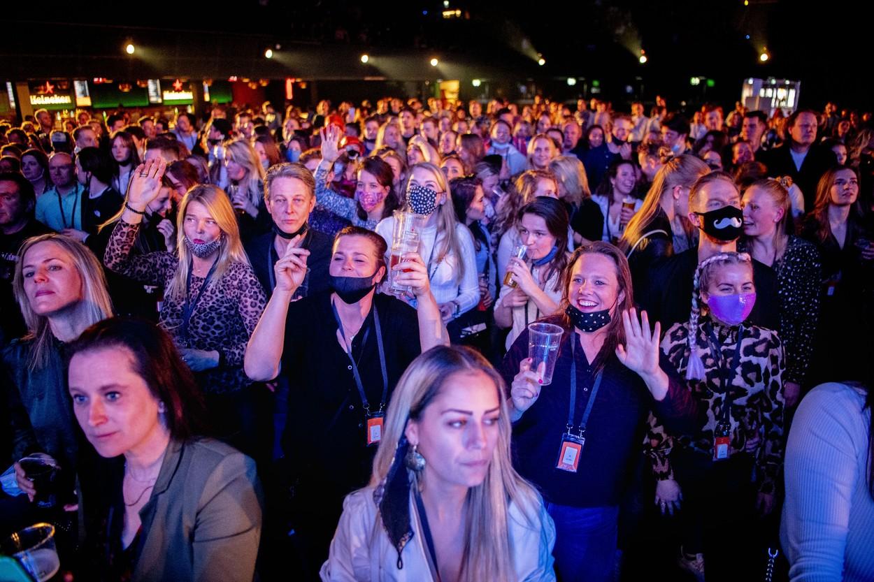 Marea majoritate a renunțat la masca de protecție, pe durata concertului