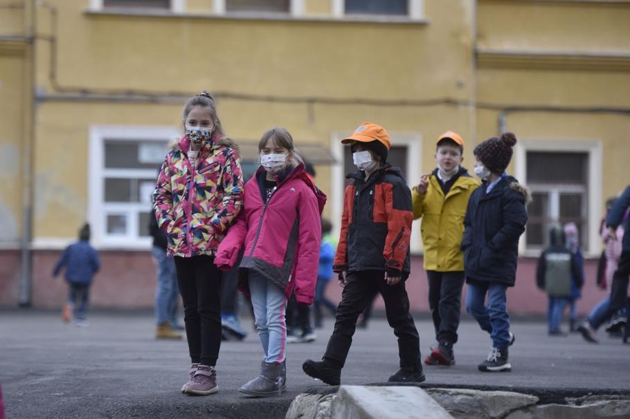 Elevi Elevi în curtea şcolii