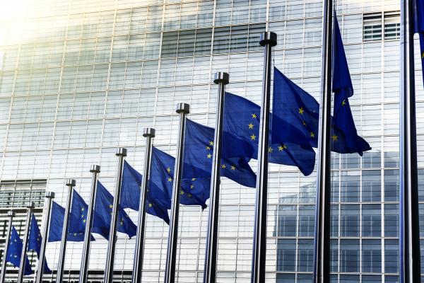 Steaguri europene flutură în fața clădirii Comisiei Europene din Bruxelles