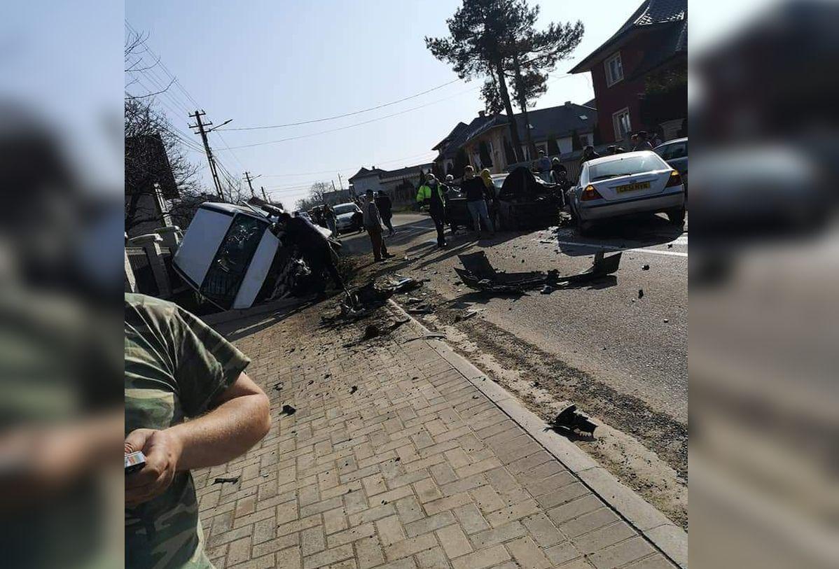 Accident cumplit la Suceava, între un microbuz cu 19 elevi și două mașini
