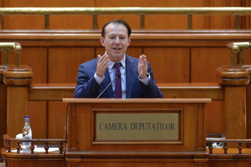 Premierul Florin Cîţu susţine un discurs în Parlament
