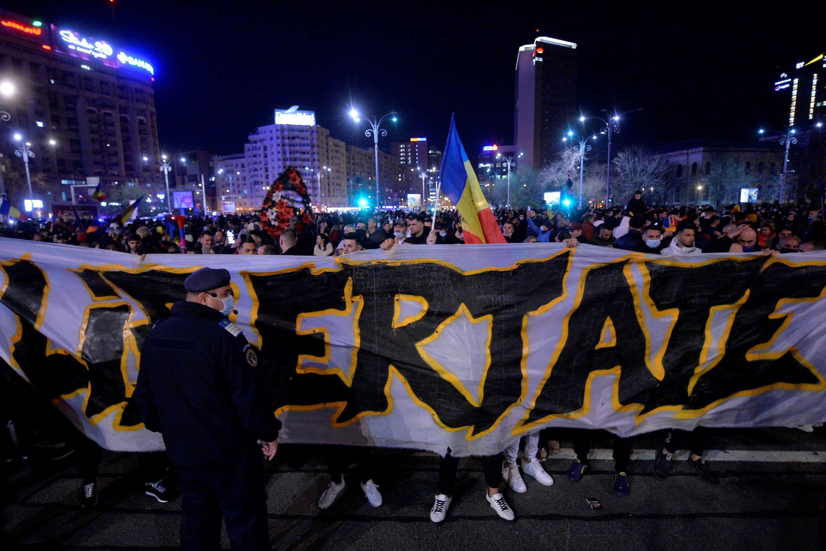 Protestatarii au luat cu asalt Piața Victoriei