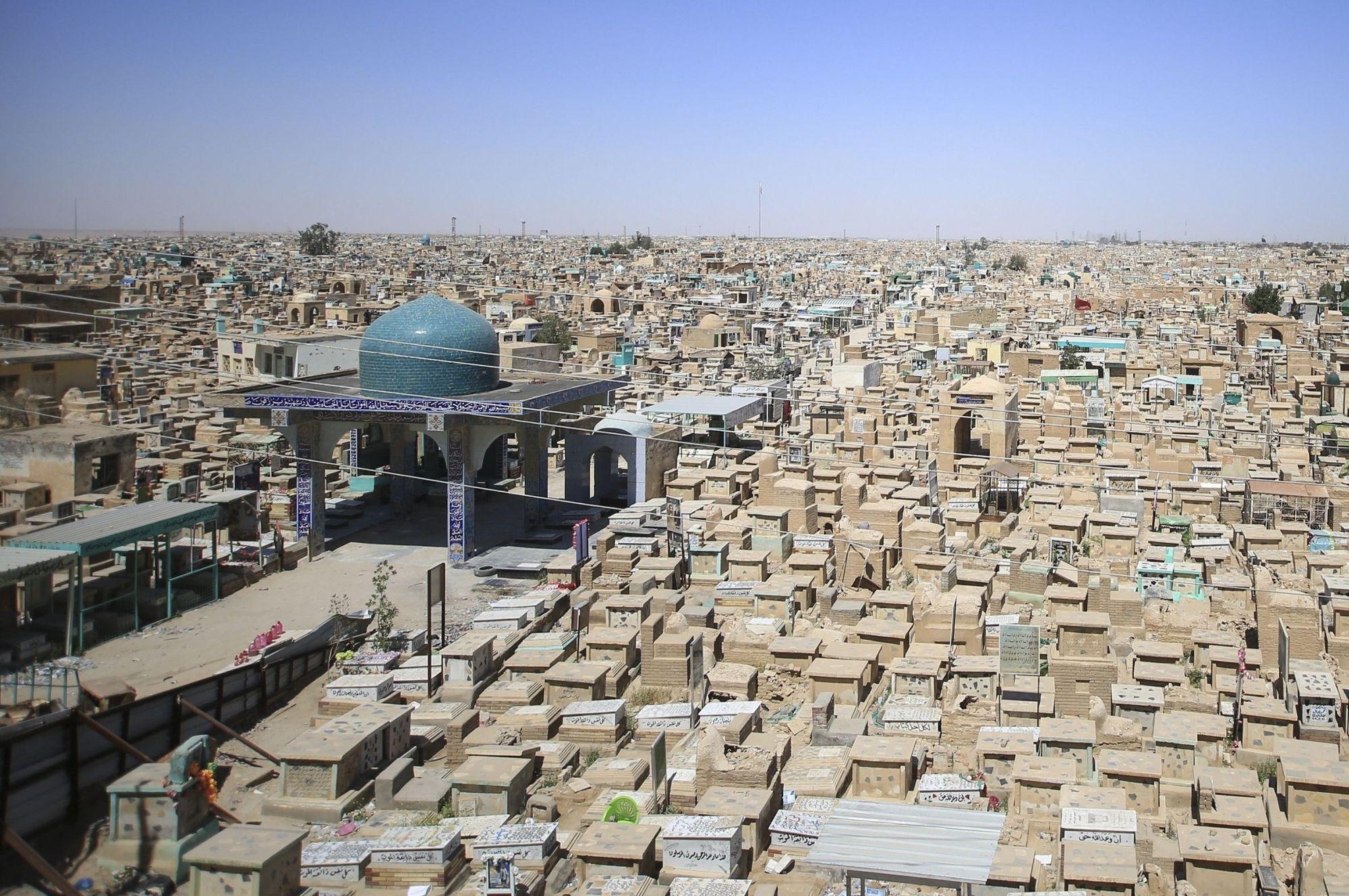 Imagini din ”Valea Păcii”, cel mai mare cimitir din lume: milioane de morminte se întind pe 10 km pătrați