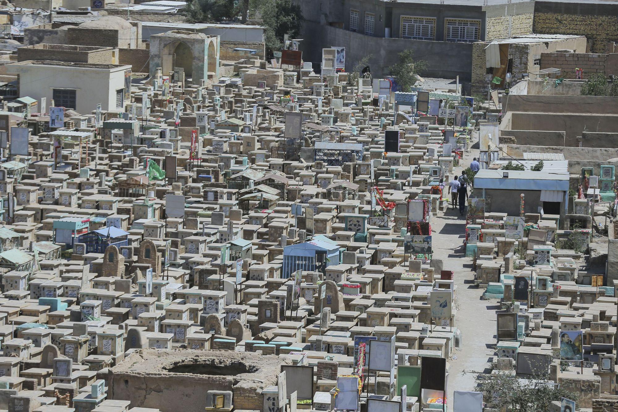 Imagini din ”Valea Păcii”, cel mai mare cimitir din lume: milioane de morminte se întind pe 10 km pătrați