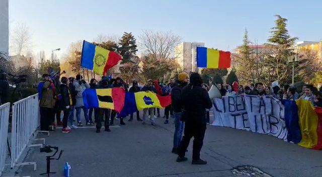 Proteste anti-restricții, ziua 3. Mai mulți tineri care nu poartă mască au ieșit în stradă la Constanța