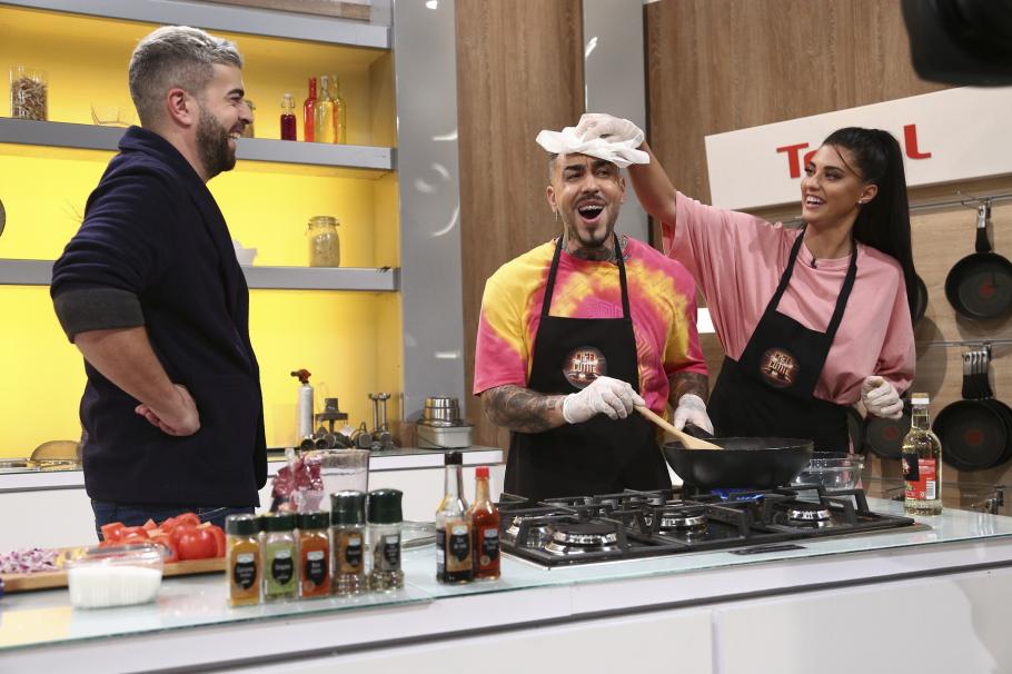 Chefi la cuțite, lider de audiență! Antonia și Alex Velea au primit trei cuțite cu un meniu indian Chefi la cuțite, lider de audiență! Antonia și Alex Velea au primit trei cuțite cu un meniu indian