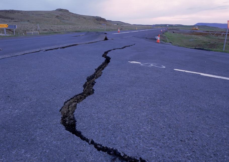 O șosea din Islanda a fost avariată în urma activității seismice din zonă, în Islanda. Poliția a închis drumul, pentru evitarea accidentelor. O șosea din Islanda a fost avariată în urma activității seismice din zonă, în Islanda