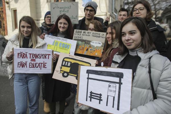 Elevii, despre gratuitățile la transport: Guvernul urăște elevii, îi vrea condamnați la sărăcie