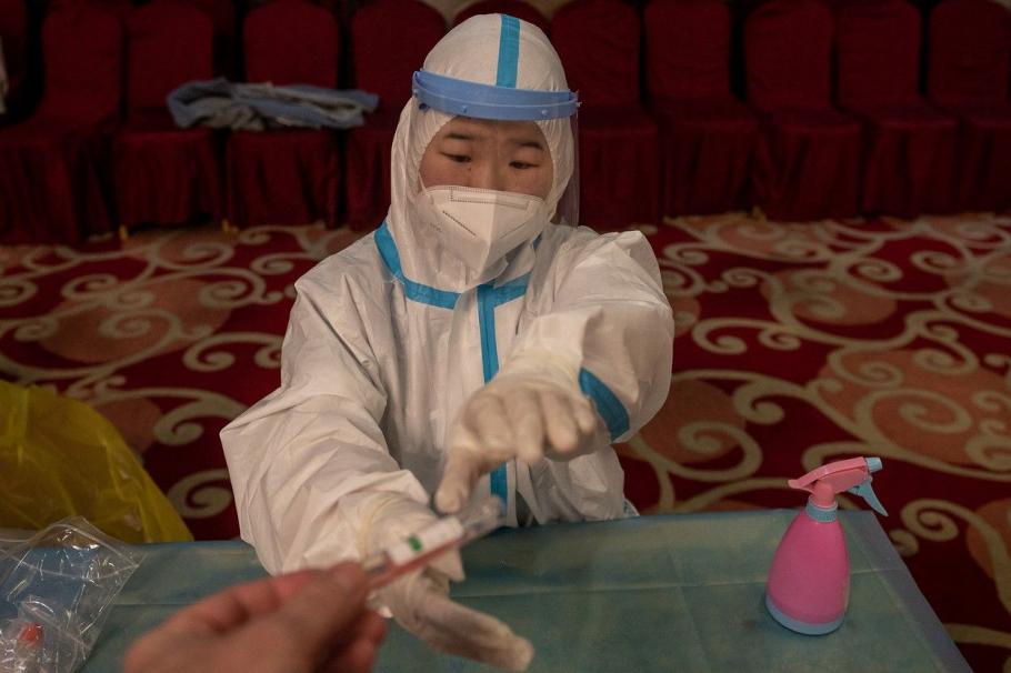 Testele Covid-19 anale, obligatorii în China pentru cetățenii străini. Condițiile anunțate de chinezi