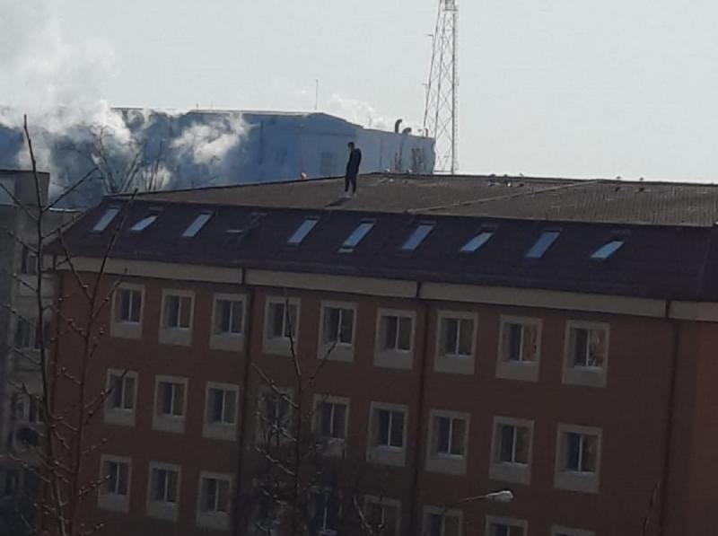 Un bărbat amenință că se aruncă de pe acoperișul unei clădiri cu 4 etaje, pe Strada Lăcrămioarei din București