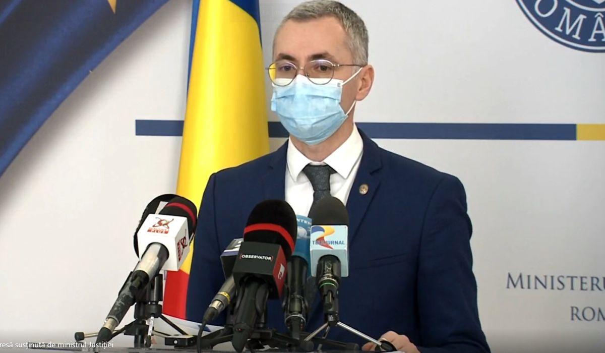 Stelian Ion, purtând mască de protecție, în timpul unei conferințe de presă