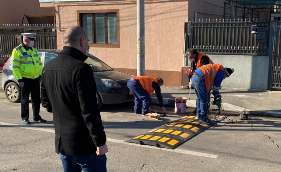 Muncitorii montează limitatoare de viteză pe strada unde au fost ucise două fete, într-un accident rutier Muncitorii montează limitatoare de viteză pe strada unde au fost ucise două fete, într-un accident rutier