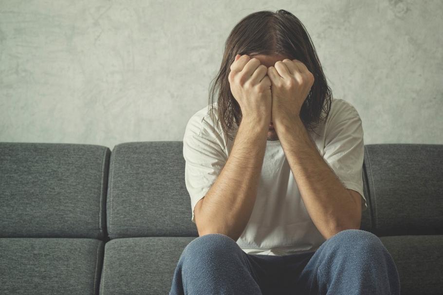 Un bărbat din Ucraina şi-a ţinut fratele decedat pe canapea, de teama că o să stea singur în casă Vecinii au fost cei care au dat alarma