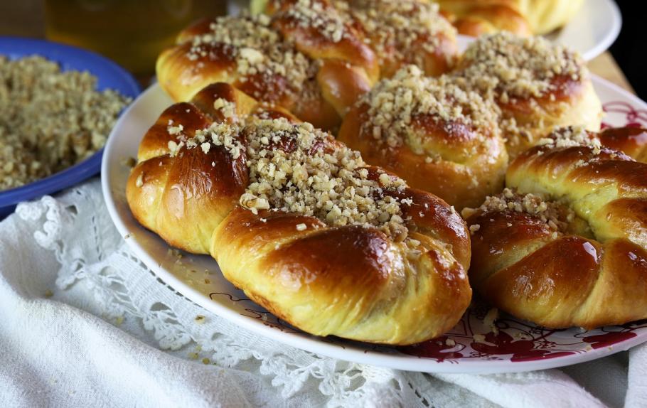 Mucenici Colaci unşi cu miere şi nucă