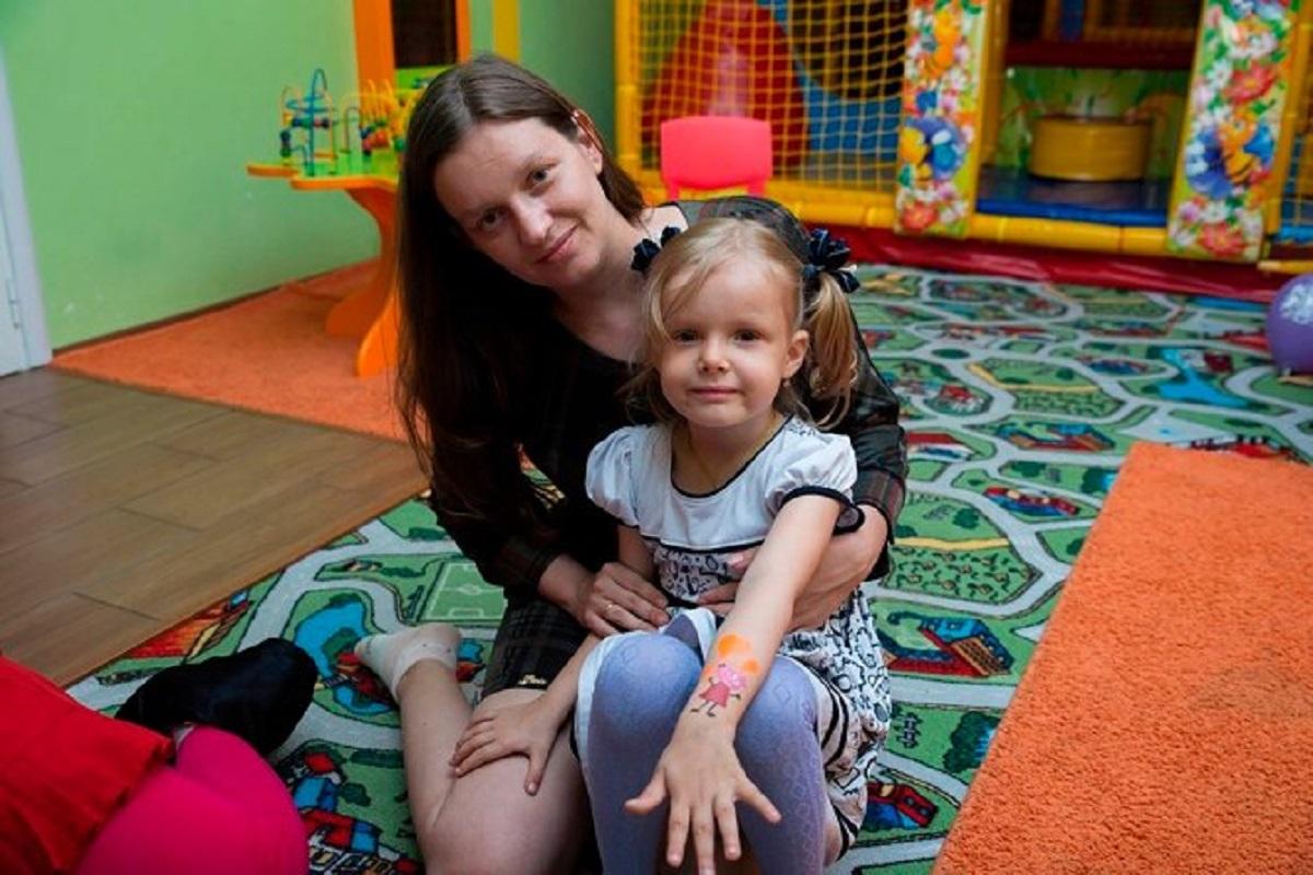 Irina Klepinina, 28 de ani, cu fiica ei Veronika - care a fost și ea o victimă