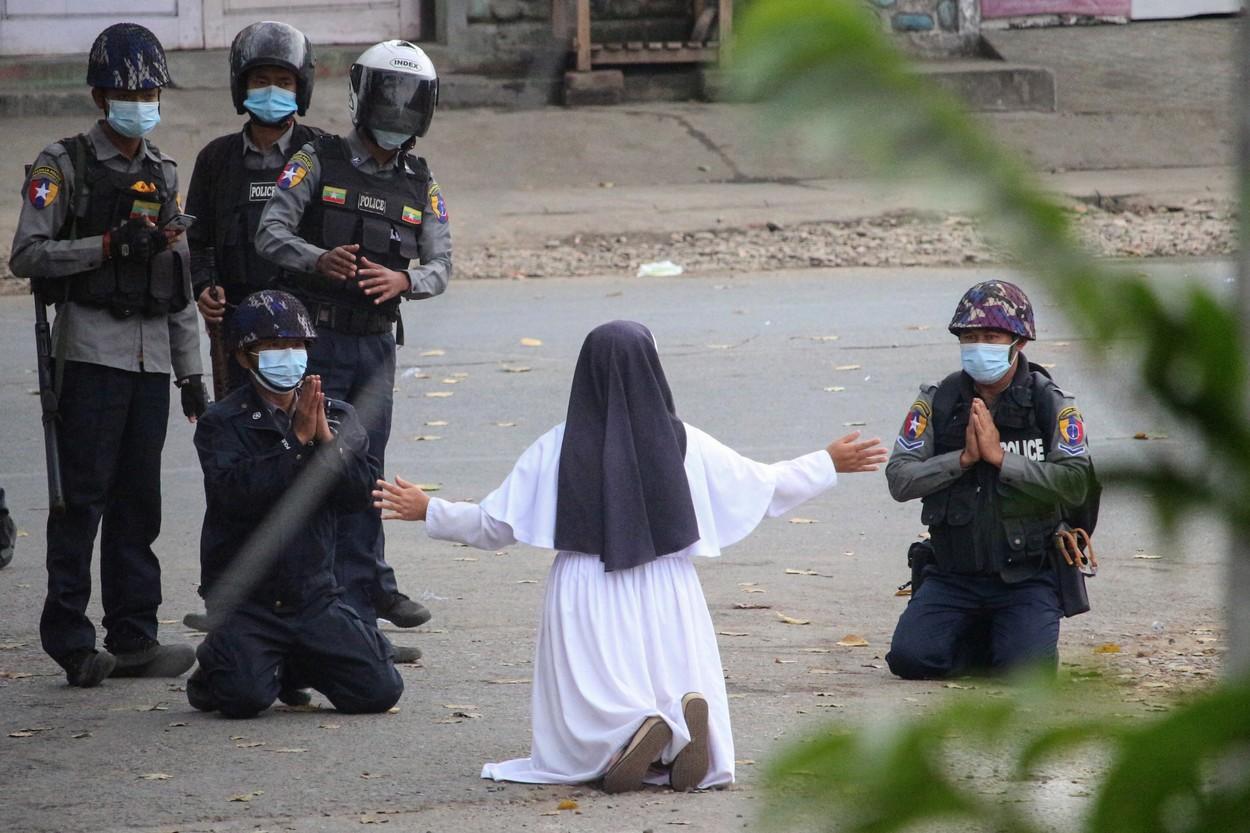 O călugăriță catolică i-a implorat în genunchi pe polițiștii din Myanmar să nu mai tragă în protestatari