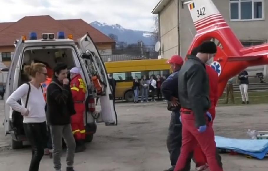 Fetița a fost transportată la spital cu elicopterul SMURD Fetița a fost transportată la spital cu elicopterul SMURD